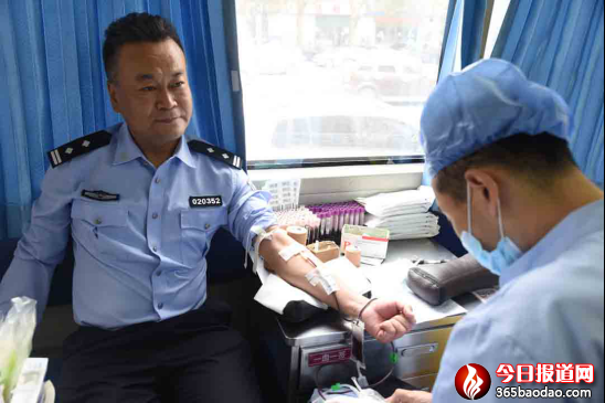 (定稿)滾滾熱血彰顯鐵警柔情——哈市公安機關(guān)組織開展無償獻血活動604.png