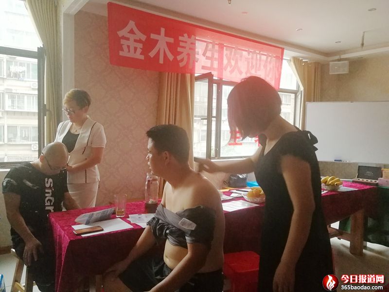 現場讓參會者感受金木產品的效果.jpg